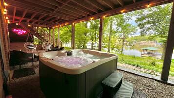 Outdoor spa tub