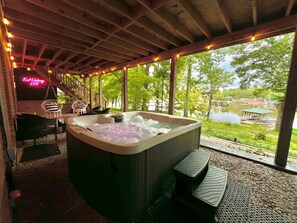Outdoor spa tub