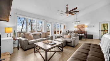 Smart-tv, een open haard, een stereo en een kantoor