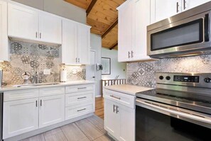 Kylskåp, mikrovågsugn, ugn och spishäll