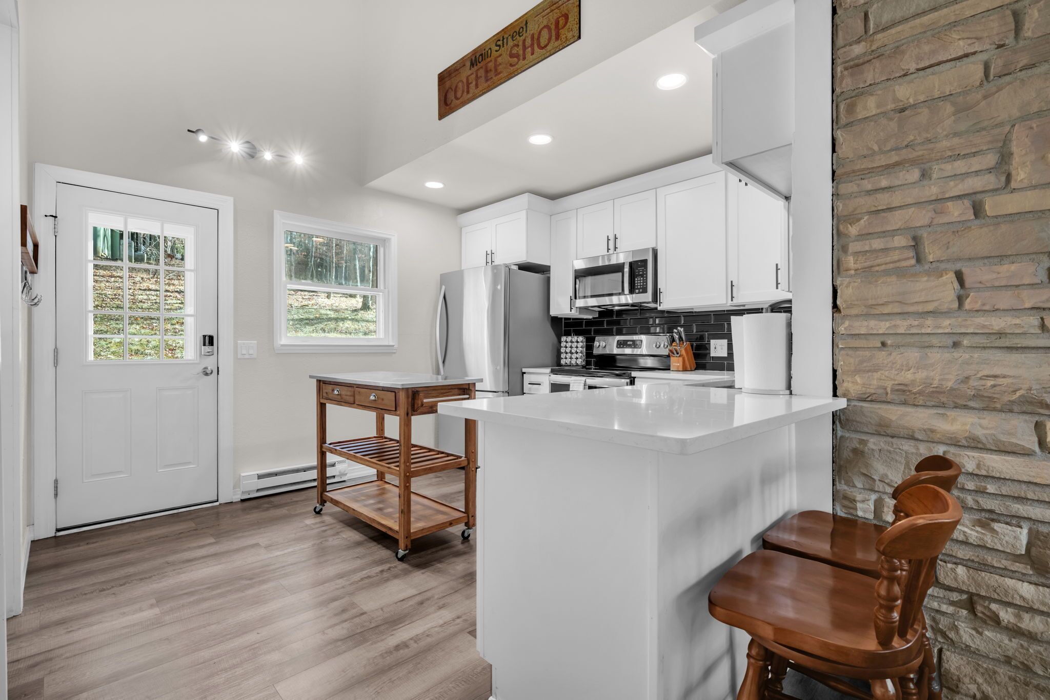 Refrigerador, microondas, horno y parrilla de estufa 