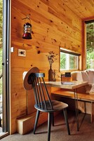 1 habitación, escritorio y espacio para trabajar con laptop 