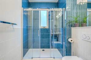 Douche, sèche-cheveux, serviettes fournies