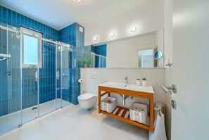 Dusche, Haartrockner, Handtücher