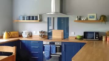 Lavavajillas y trona infantil