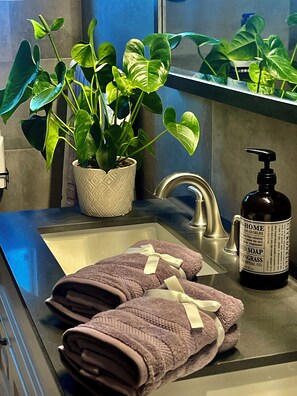 Een haardroger, handdoeken, zeep, toiletpapier