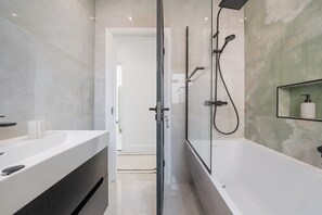 Haartrockner, Bidet, HandtĂŒcher, Seife
