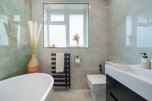 Séchoir à cheveux, bidet, serviettes fournies, savon