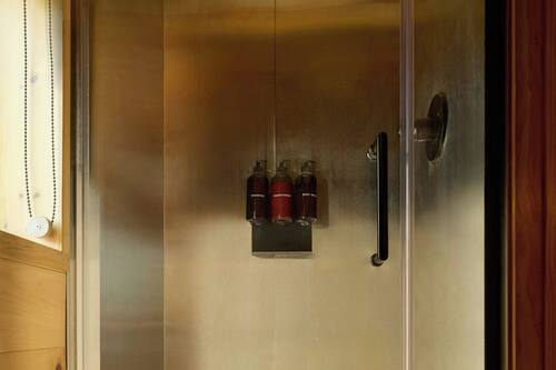 Een douche, handdoeken, zeep, shampoo