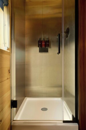 Douche, serviettes fournies, savon, shampooing