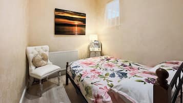 1 bedroom, bed sheets