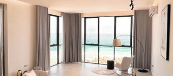 Sea : A Refined Coastal Retreat