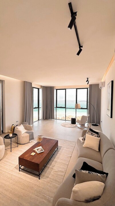 Sea : A Refined Coastal Retreat