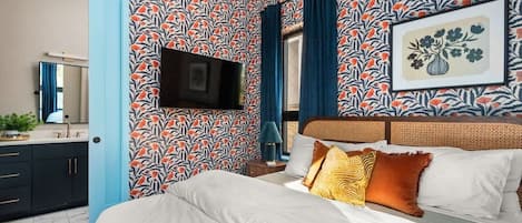 3 bedrooms, desk, iron/ironing board, travel cot