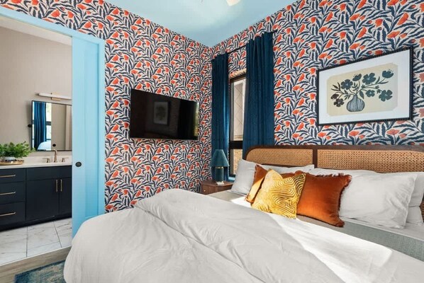 3 bedrooms, desk, iron/ironing board, travel crib