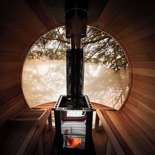 Sauna - Charming Lake Vernon Waterfront Cottage with Private Sauna (Huntsville)