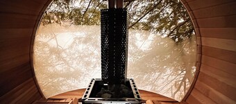 Charming Lake Vernon Waterfront Cottage with Private Sauna