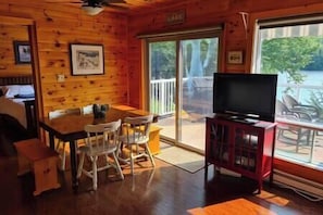2 bedrooms, travel cot, WiFi, bed sheets - Charming Lake Vernon Waterfront Cottage with Private Sauna (Huntsville)