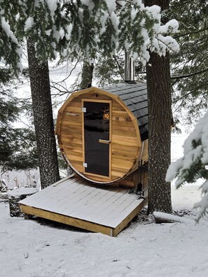 Exterior - Charming Lake Vernon Waterfront Cottage with Private Sauna (Huntsville)