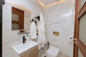 Hårtork, handdukar och toalettpapper