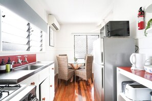 Fridge, microwave, oven, stovetop - Grey Whale Anchor Inn U1- Affordable & Cosy Stay in Cairns | Close to Attractions & Great Barrier Reef (Cairns North)