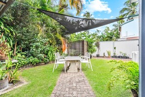 Outdoor dining - Grey Whale Anchor Inn U1- Affordable & Cosy Stay in Cairns | Close to Attractions & Great Barrier Reef (Cairns North)