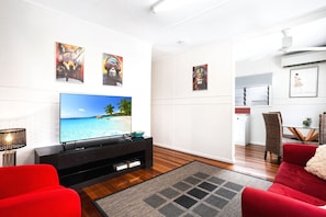 Smart TV - Grey Whale Anchor Inn U1- Affordable & Cosy Stay in Cairns | Close to Attractions & Great Barrier Reef (Cairns North)