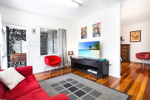 Smart TV - Grey Whale Anchor Inn U1- Affordable & Cosy Stay in Cairns | Close to Attractions & Great Barrier Reef (Cairns North)