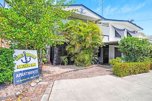 A sign for Gray Whale Anchor Inn Apartments at 19 Gatton St, Nth Cairns.