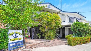A sign for Gray Whale Anchor Inn Apartments at 19 Gatton St, Nth Cairns.