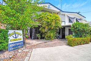 Skilt for Gray Whale Anchor Inn Apartments på Gatton St 19, Nord Cairns.