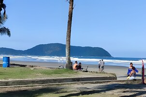 Perto da praia, areia branca, 8 bares na praia 
