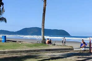 Playa en los alrededores, playa de arena blanca y 8 bares en la playa 