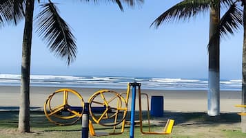 Una playa cerca, arena blanca, 8 bares en la playa