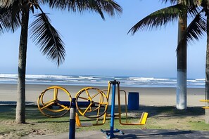 Beach nearby, white sand, 8 beach bars - Suites Praiamar Vista Linda (Bertioga)