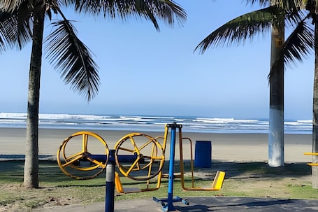 Una playa cerca, arena blanca, 8 bares en la playa
