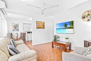 TV - Budget-Friendly Cairns Retreat – Ideal for Reef & Rainforest Explorers! (Cairns North)