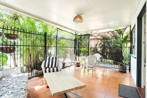 Outdoor dining - Grey Whale Anchor Inn U5- Discover Cairns: Comfort on a Budget! (Cairns North)