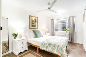 1 bedroom, desk, iron/ironing board, travel cot - Grey Whale Anchor Inn U5- Discover Cairns: Comfort on a Budget! (Cairns North)