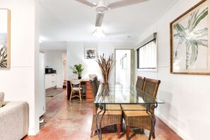 Dining - Grey Whale Anchor Inn U5- Discover Cairns: Comfort on a Budget! (Cairns North)