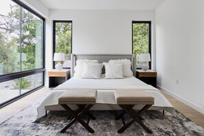 4 bedrooms, iron/ironing board, WiFi, bed sheets - Modern East Austin Retreat, Sleeps 8, Stylish Stay Near Downtown & Attractions (Austin)