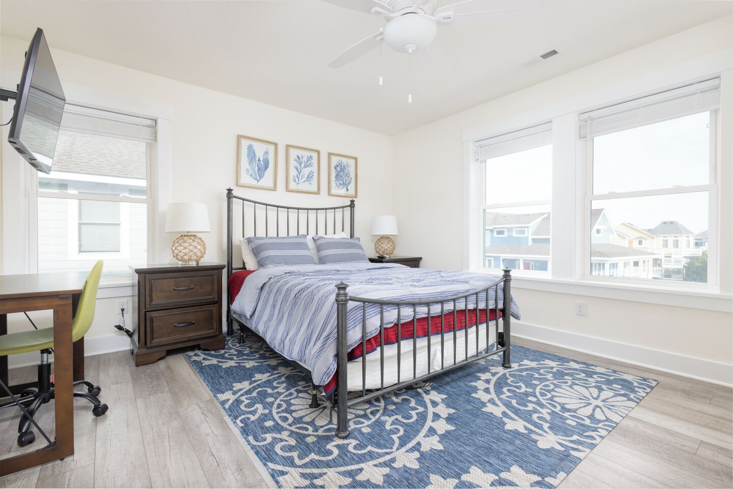 6 bedrooms, desk, iron/ironing board, WiFi (free)