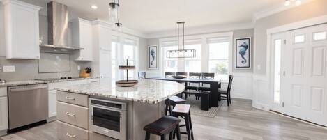 Réfrigérateur, four à micro-ondes, un four, surface de cuisson