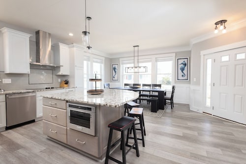 Oceanside 7min walk2beach,6BR,Pool,HotTub,Foosball