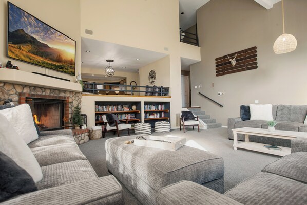 تلفزيون ذكي، مدفأة، كرة قدم الطاولة، كُتُب