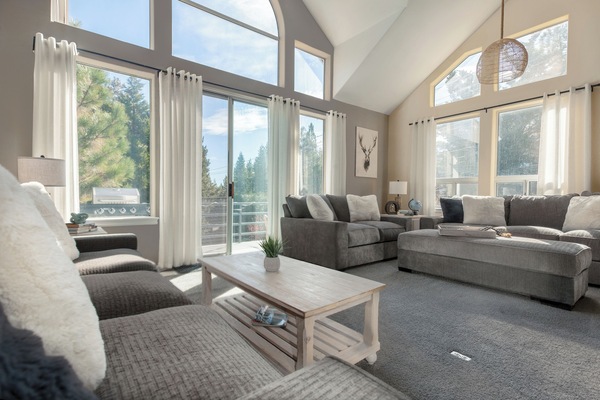 TV connectée, cheminée, baby-foot, livres