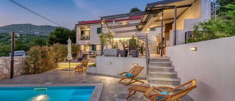 Een verwarmd zwembad