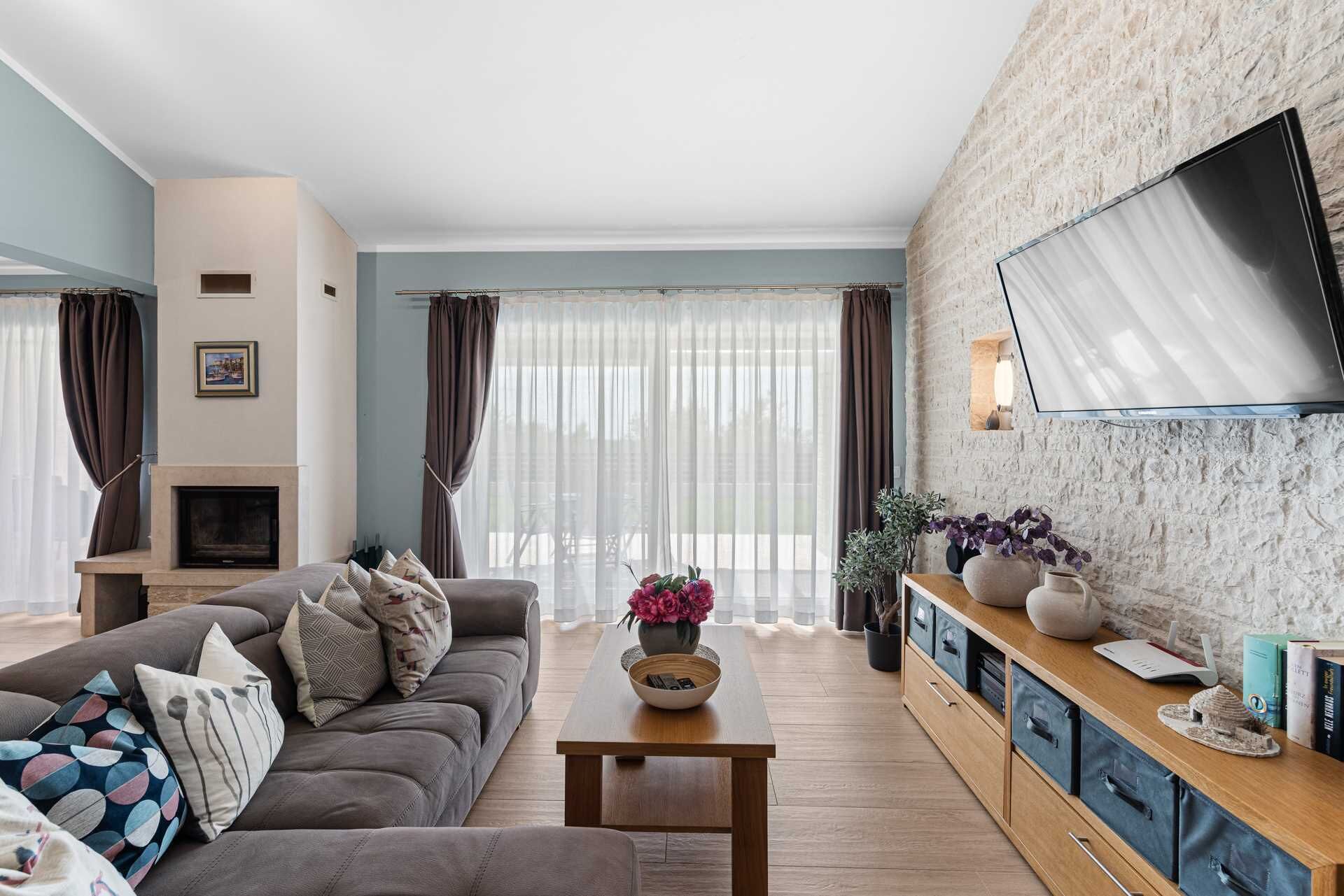 TV, fireplace, DVD player, ping pong