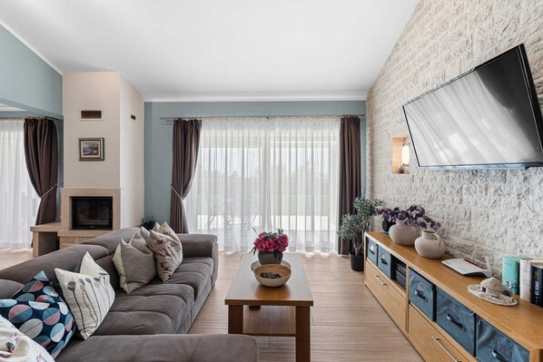 Fernseher, Kamin, DVD-Player, Tischtennisplatte