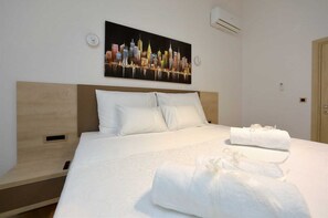 4 bedrooms, iron/ironing board, free WiFi, bed sheets
